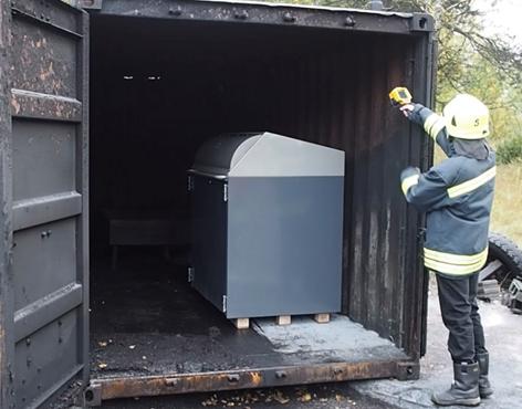 3.2.2 Koepoltto 2 Palo sytytettiin kasan sivulta mahdollisimman kaukaa säiliön keskikohdasta (sammutteen sijainti kohdasta). Sammute toimi ajassa 4 min 15 sekuntia.