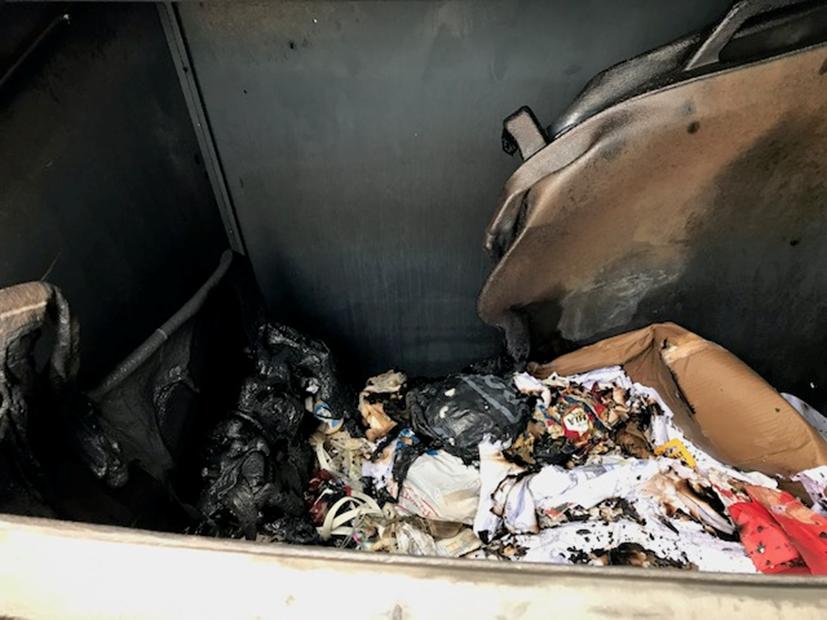 a) Alkupalo muutaman minuutin kuluttua sytytyksestä ja b) tilanne noin 10 minuuttia sytytyksestä sammutteen toiminnan jälkeen 3.