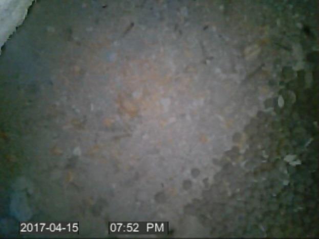 määrin täyttökerroksen päällä sekalainen täyttö (sahanpuru, hiekka, sora, laastipuru), ~80 mm betoni (avausta