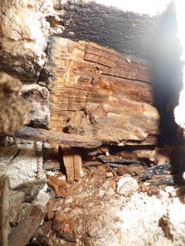 Pohjoispäädyn kellarissa havaittiin vanhoja lahovaurioita alkuperäisen ovenkarmin kiinnitysrakenteissa. 11.