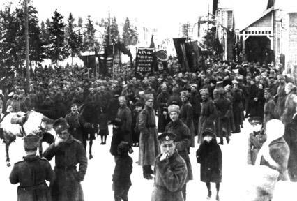 Punakaartilaisia ja venäläisiä sotilaita Riihimäellä 1917.