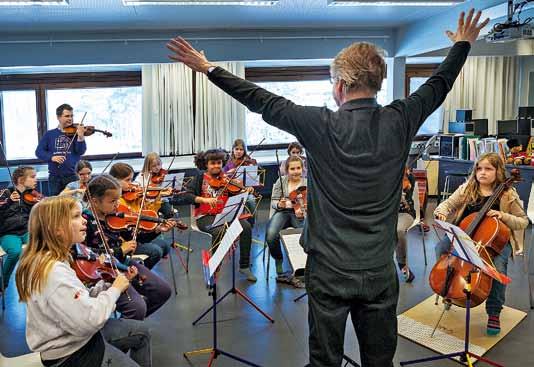 Vesalan ala-asteen oppilaat harjoittelevat opettajien johdolla klassisia orkesterikappaleita. Lyhyet omat soittotunnit tukevat yhteisia soittoharjoituksia.