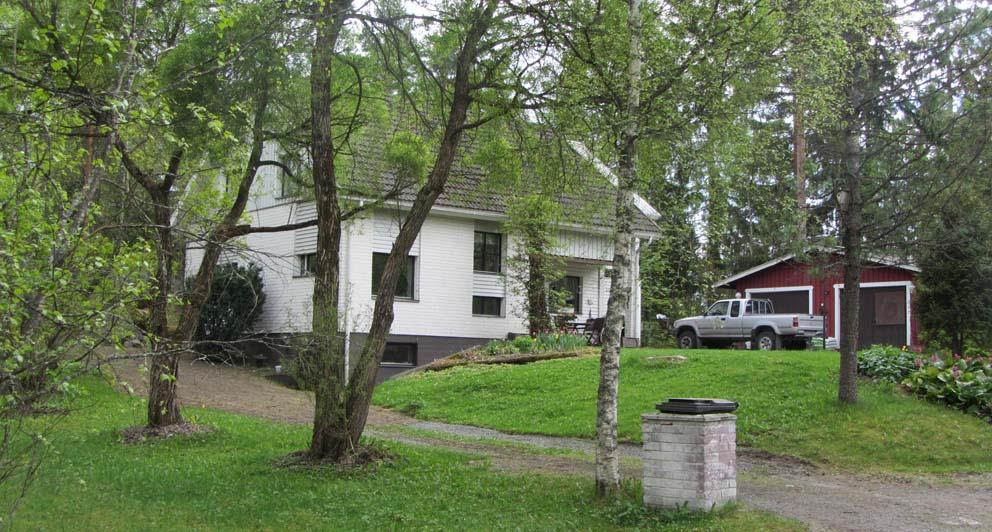 1983 valmistunut ullakkokerroksellinen, jyrkkäkattoinen