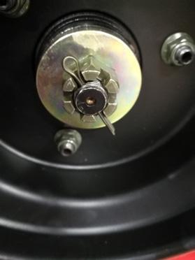 STEG 10 - LADDA BATTERI Ladda batteriet tills fulladdat med hjälp av en