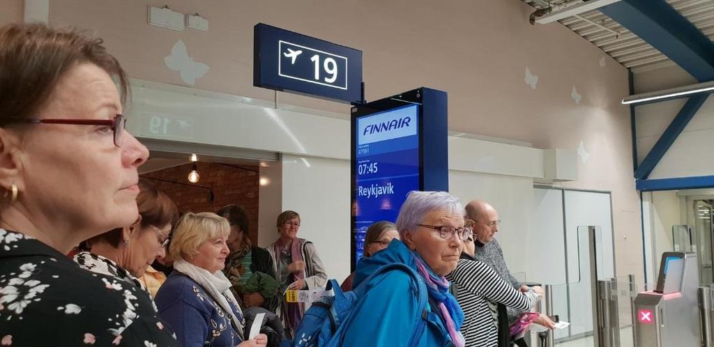 Lento Helsinkiin Finnairin sinivalkoisin siivin sujui jopa etuajassa. Sitten vaan kohti seuraavaa lähtöporttia ja kello 7.45 lähti lentomme kohti Keflavikin lentokenttää, edelleen Finnairilla.