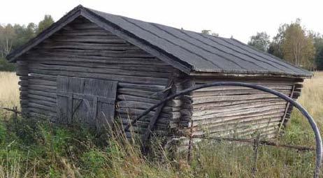 Vanha talli (kuvassa keskellä) on ollut aiemmin pidempi.