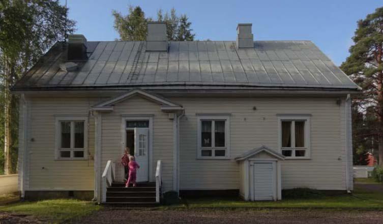 Näistä toinen rakennettiin Jokikylään sotilastorpan maille. Koulu aloitti toimintansa 30.9.1899.