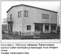 Tontilla 5 sijaitsee funkkis-tyylinen asuin- ja liikerakennus, joka valmistui perimätiedon mukaan 1938. Kellarikerros on peruskorjattu vuonna 2001. Rakennuksen alakerran liiketiloissa on ollut mm.