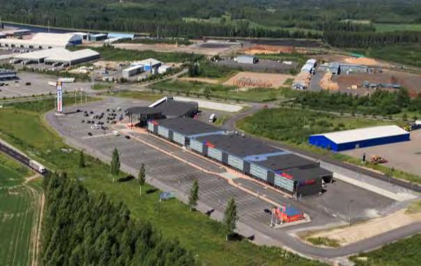 7/29 Myymälärakennukset sijaitsevat Pelkolankadun varressa ja niiden länsi- ja eteläpuolella on asfaltoidut paikoitusalueet.