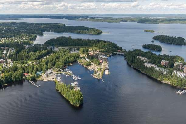 6. Pihlajaniemi ja Laitaatsilta - Pihlajaniemen rannan virkistysalue Pihlajaniemen rannassa on uimaranta, frisbeegolfrata, beach volleykenttä, tenniskenttä ja venevalkama.
