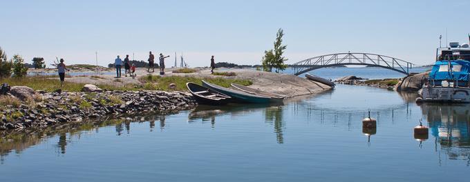 Grynnan Grynnan sijaitsee Porkkalanniemen kärjessä Helsingistä noin 20 mpk länteen. Saaressa on suojaisa satama ruopatussa luonnonlaguunissa. Laitureissa on poijupaikkoja.