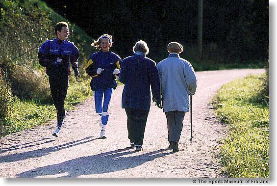 2) Liikuntainterventio 0-1 mo 1-3 mo 3-6 mo 6-24 mo Resistance Exercise Exercise frequency/wk 1-2 1-2 2 2-3 Duration of exercise, min 30-45 30-60 45-60 60 Number of muscle groups 8-10 8-10 8-10 8-10