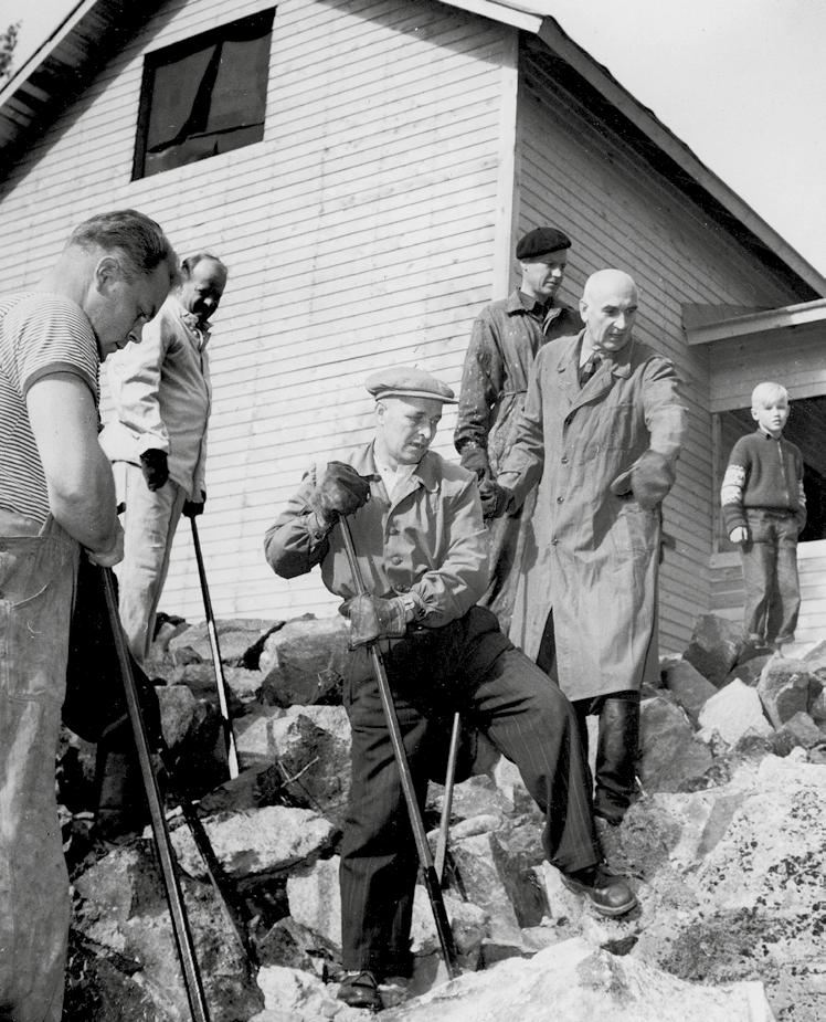 VELJESLIITON HISTORIA VELJESLIITON HISTORIA TIESITKÖ? Sotainvalidikerho Vuoden 1962 vaaleissa eduskuntaan valittiin 11 ja neljä vuotta myöhemmin 14 sotainvalidikansanedustajaa.