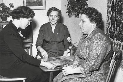 Kesä- ja urheilujuhlat Helsingissä vuonna 1951. Helposti ei lannistuta. Sotasokeat kuntoutumassa Myllyojalla. Vuosina 1946 2004 Veljesliitossa toimi myös naissotainvalidien yhdistys.