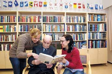 Historiakirjaa he tarkastelevat Eino Järvenpään kanssa.