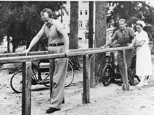 Muutaman vuoden kuluttua ensimmäisestä sanasta tiputettiin ylimääräinen i-kirjain pois. Joulun viettoa Wiikin sotasairaalassa vuonna 1941. Kauniala perustettiin 1946 ja se toimii yhä.