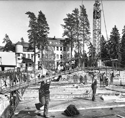 Kuva Kaunialasta. Proteeseilla piti opetella kävelemään oikein. Talvisodassa haavoittuneet miehet palasivat sotasairaaloista ja hoitokodeista takaisin elämäänsä keväällä ja kesällä 1940.