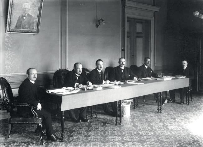 omen kolme hallitusta huhtikuussa 1918 E. Svinhufvudin johtama aatti Vaasassa östi Kallion 15.