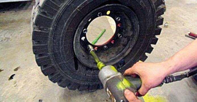 toinen puolisko renkaaseen.