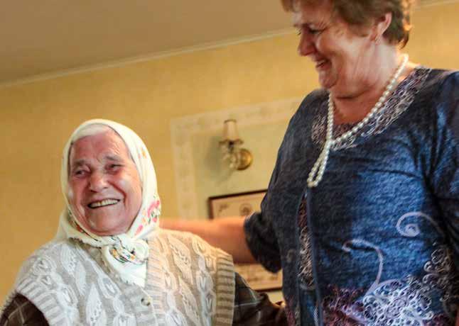 Ohjat otti vastaan Inkerin kirkon diakoniajohtaja Aleksandra Seliverstova, joka viihtyy vanhusten parissa ja arvostaa heidän elämänkokemustaan.