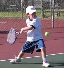Tennistä lasten ehdoilla Matalampi verkko johti useampiin voittolyönteihin, lentolyönteihin Kämmenlyönnin tarkkuus ja tekniikka paranivat hitaalla pallolla ja pienemmällä