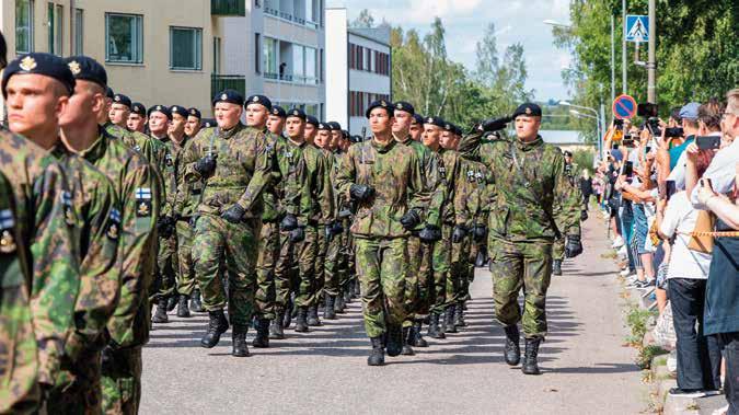 Ohimarssi suoritettiin Kuningattarenkadulla heti sotilasvalatilaisuuden jälkeen.