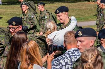 siitä, jatkuuko koulutus merivoimien rannikko- vai laivastojoukoissa. Valatilaisuuden jälkeen tuoreet tykkimiehet ja matruusit suoritti- vat ohimarssin Loviisan keskustassa Kuningattarenkadulla.