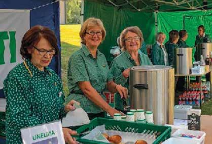 Kaupungintalolta joukot marssivat läheiseen Kappelinpuistoon, jonne oli saapunut valajoukkojen omaisten ja ystävien lisäksi myös runsaasti kaupunkilaisia.