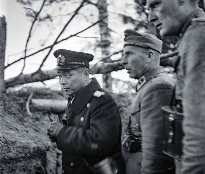 Entinen merijääkäri ja kommodori - Japanin laivastoasiamies Yokoy käymässä Lempaalan lohkolla. SA-kuva Merrimac porhaltaa merelle kohti sumuseinää, joka pelastaa jääkärit takaa-ajolta.