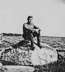 Saarta alettiin linnoittaa heti vuoden 1918 aikana. Lokakuussa 1918 perustettiin Laatokan puolustusta varten III Rannikkotykistöpataljoona, sittemmin Rannikkotykistörykmentti 3.