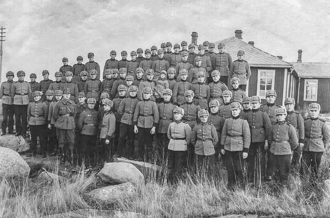 Merivoimat 100 vuotta Kenraali Valtasen isä, kapteeni Viljo Valtanen, Russarön linnakkeen päällikkönä joukkoineen v. 1929. Tuleva kenraali on kuvassa keskellä pikkupoikana.