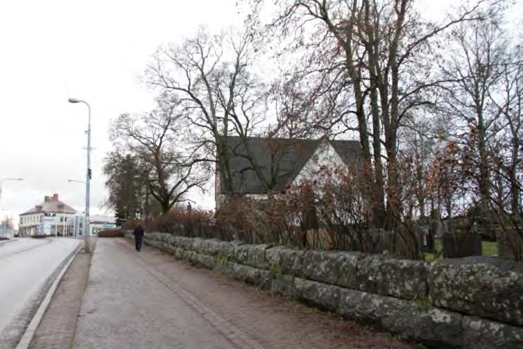 selittävät Lempäälän keskustan sijoittumisen nykyiselle paikalleen. Kirkko tapuleineen on olennainen ja vanhin osa Tampereentien varsin kerroksellista rakennuskantaa.