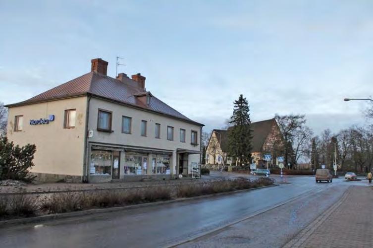 Hyvärisen talo, jossa toimi yksi Lempäälän ensimmäisistä sekatavarakaupoista. Hyvärisen talon vieressä on Säästöpankin liikerakennus 1950-luvulta.