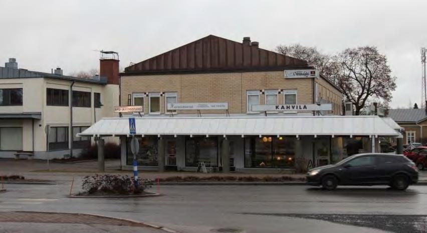 Keskellä on kaksi 1960-luvun alussa rakennettua liike- ja hallintorakennusta. Rakennukset edustavat 1950-luvulla Suomeen tullutta uutta rakennustyyppiä, ostoskeskusta.