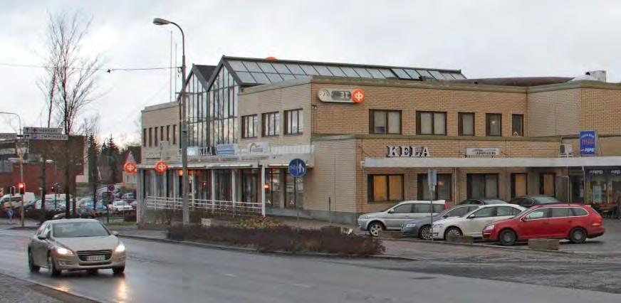 1960-luvun rakennusten etelä- ja pohjoispuolella on samaan tapaan pääty kohti Tampereentietä sijoitettua 1980-luvun liikerakennusta, joihin kumpaankin liittyy Tampereentien puolella katettu