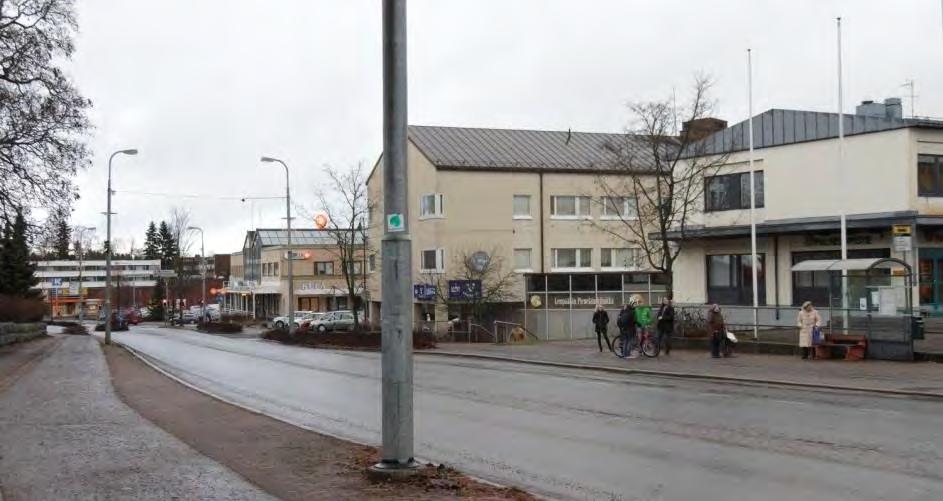 Yhtenäisen kokonaisuudesta tekevät samansuuntaiset ja samaa kokoluokkaa olevat ja muodoltaan yhtenevät rakennusmassat, sama räystäskorkeus, hillitty vaalea väritys ja katetut näyteikkunat