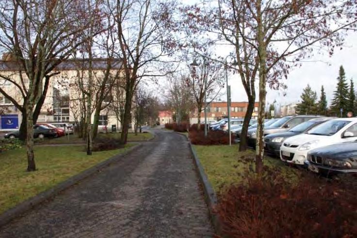 Tampereentiehen nähden poikittain sijoitettujen liike- hallintorakennusten välistä avautuu näkymiä asemalle ja toisaalta asemansuunnasta kirkolle.