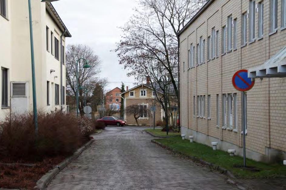 FCG SUUNNITTELU JA TEKNIIKKA OY Raportti 29 (37) 12.1.2016 3.4 Radan itäpuolen kaupunkikuva Radan itäpuolella kaupunkikuva ei ole tarkastelualueella yhtä yhtenäinen kuin kirkon ympärillä.