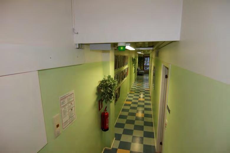 Porraskäytävän alkuperäinen tamminen väliovi. Ulko-ovi on uusittu. kuva 4999. 431-1-25 Mainiemi etelä.