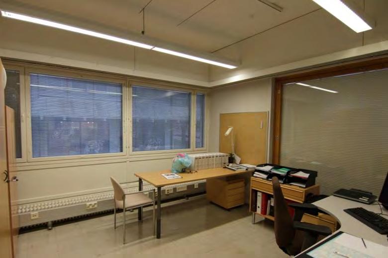 Tyypillinen toimistohuone pohjoisemman keskikäytävän varrelta.