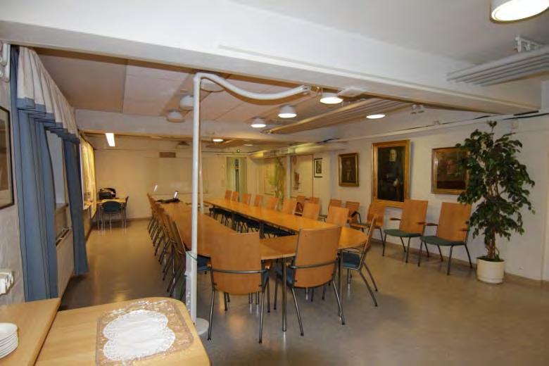 Kellari. Kunnanvaltuuston kokoushuone.
