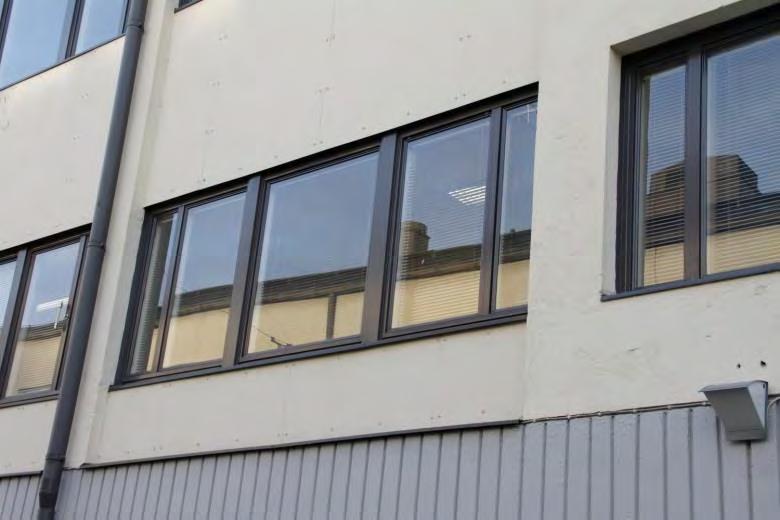 Kuvassa näkyy pilarien väliset levytykset. kuva 5167.