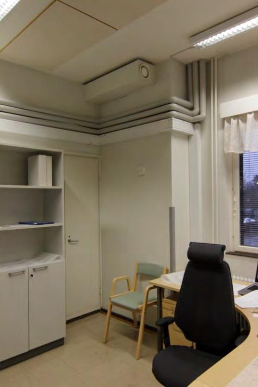 Toimistohuone rakennuksen eteläseinustalla. Kuvassa näkyy uusittu ikkuna.