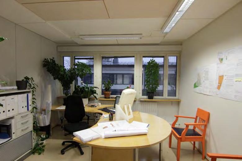 Tyypillinen toimistohuone rakennuksen eteläseinustalla.