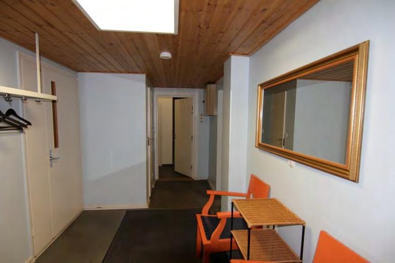 Kellarikerroksen itäpäädyn asunto muutettiin vuonna 1984 toimistotiloiksi. Asunnon entinen olohuone on nyt varastona. kuva 4976. 431-1-25 Mainiemi pohjoinen.