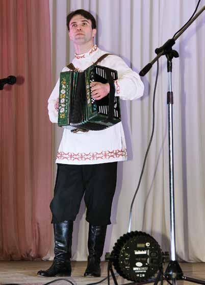 Nikolai Ol šakov hurmasi kaččojat innokkahalla hanurinšoitolla. Kolmaš Veikko Pällisen laulufestivali piettih Uhtuošša 15.