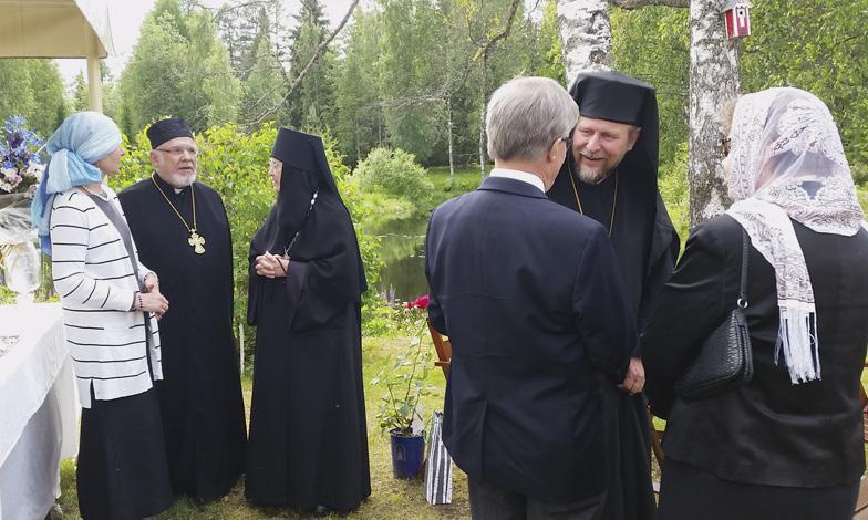 LUOSTARIN KUULUMISIA ÄITI ELISABET KATEISSA Äiti Elisabet oli 11. heinäkuuta keräämässä saniaisia seuraavan päivän ristisaattoa varten tehtävään kukkamattoon.