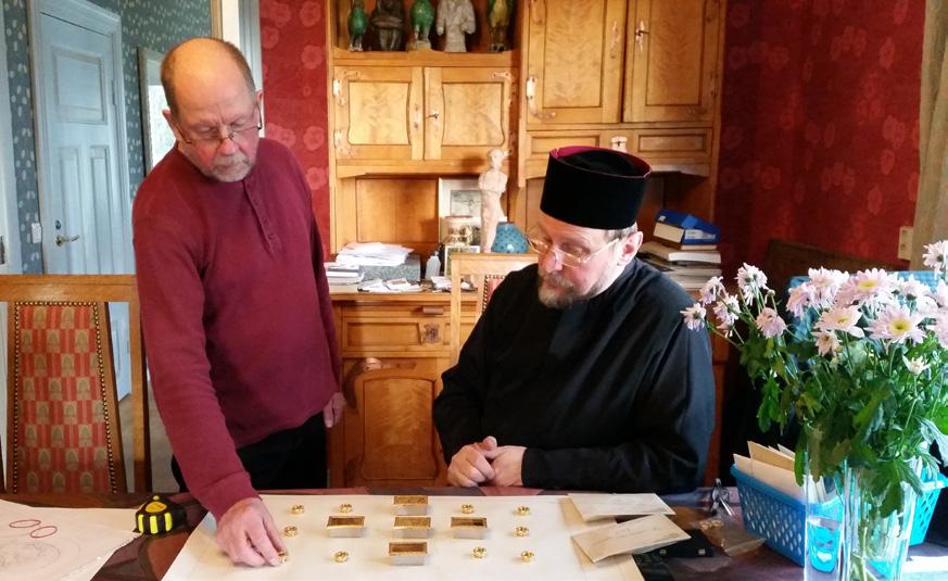 Jalopuisen reliikkilippaan sisäkantta tulee koristamaan Joensuun piispa Arsenin maalaama ikoni, johon on kuvattu kaikki ne pyhät, joiden pyhäinjäännösten osia lippaaseen on asetettu.