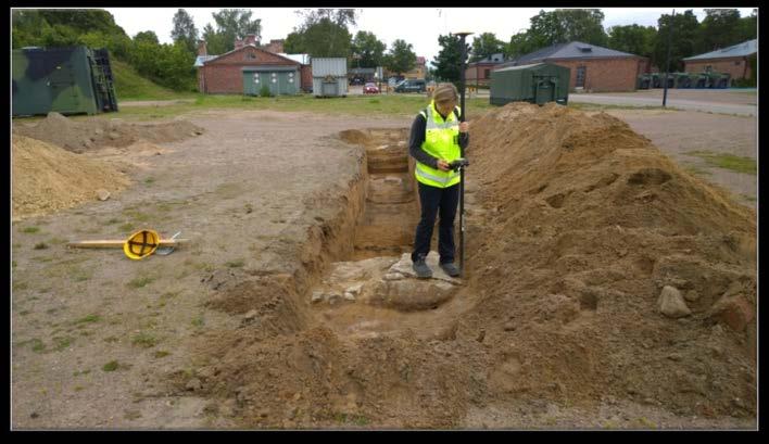 Vainajien hautapaikan maa-aines lienee päätynyt myöhemmin venäläisaikana rakennetun linnoituksen ravelliinin valleihin. 5 4.