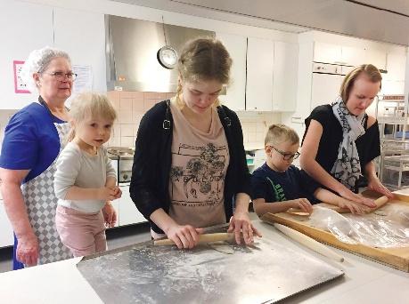 JYVÄSKYLÄ SUVISET T -KESÄKIERTUE Kesäaika tuo omat muutoksensa seurakunnan arkeen, kun monien kerhojen ja piirien jäädessä tauolle toiminta keskittyy jumalanpalvelusten ja leirien ympärille.